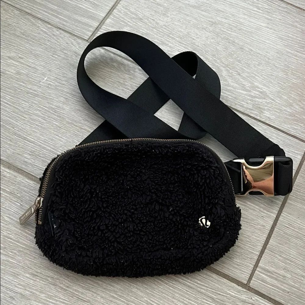 Lululemon Everywhere Fleece Belt Bag Black